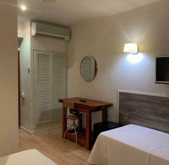 Номер Стандарт Трехместный, & Restaurant Figueres Parc