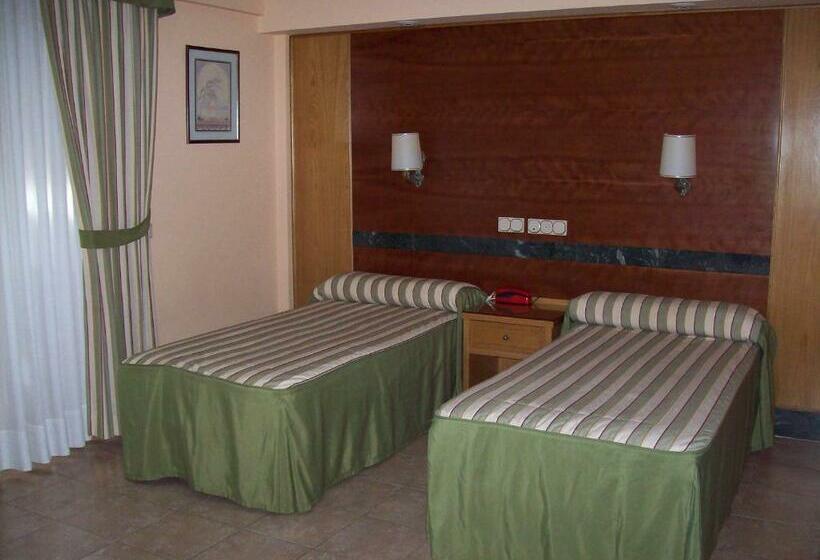 اتاق استاندارد سه نفره, Gavilanes 2 Toledo