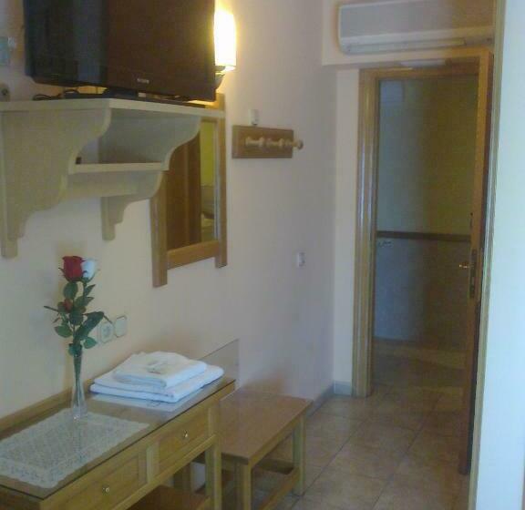 اتاق استاندارد سه نفره, Gavilanes 2 Toledo