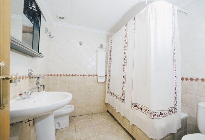 اتاق استاندارد سه نفره, Gavilanes 2 Toledo