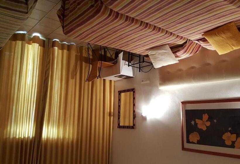 Номер Стандарт Трехместный, Hostal Residencia Catalina