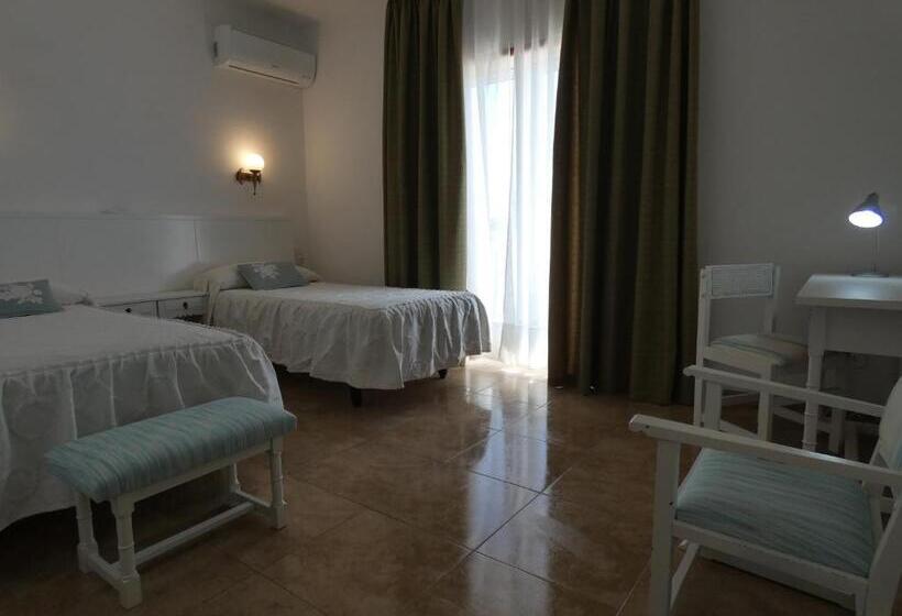 Номер Стандарт Боковой Вид на Море, Hostal Port Fornells