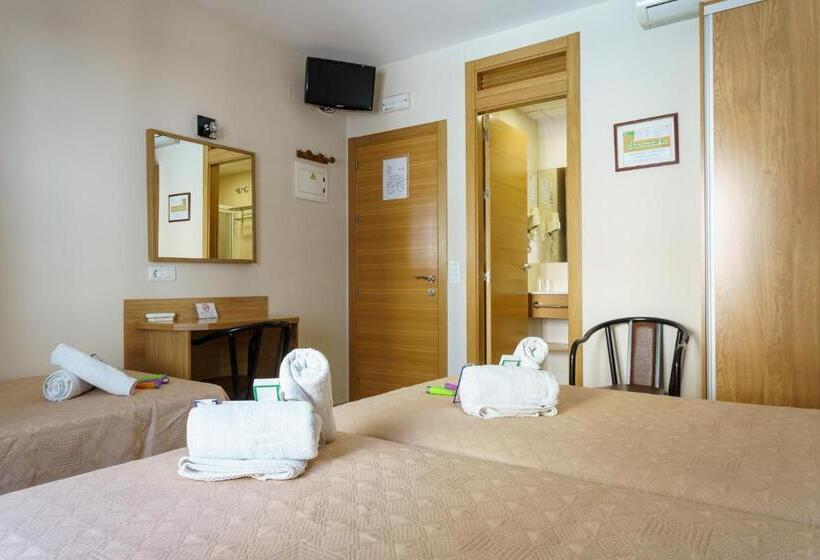Habitación Triple Comfort, Hostal Costabella Powered By Faro Homes