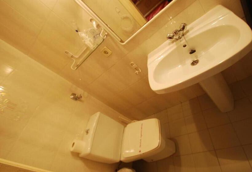 Трехместный Номер Базовый, Hostal Ayestaran I
