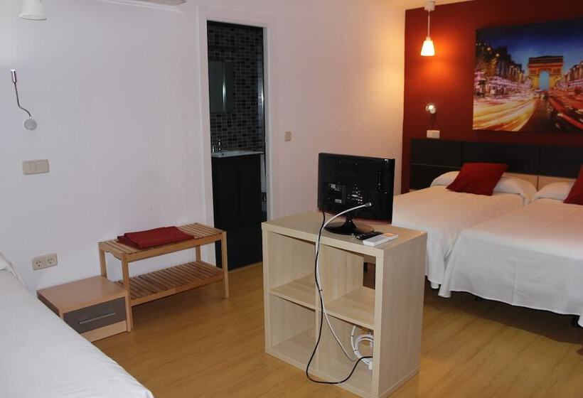 Habitación Triple Estándar, Hostal Falfes