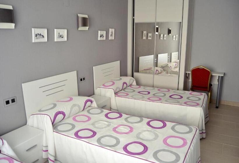 Номер Стандарт Трехместный, Hostal La Corte