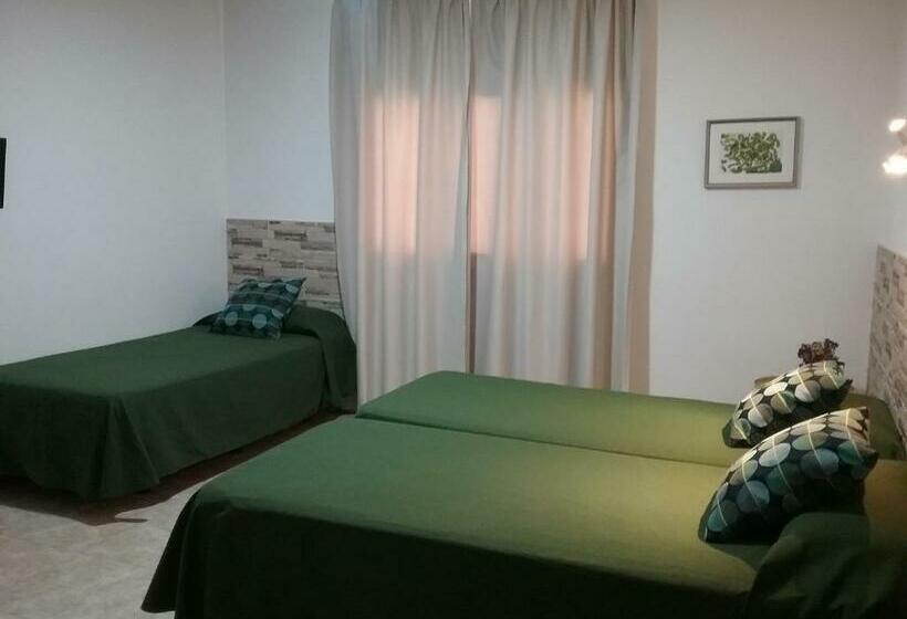 스탠다드 트리플 룸, Hostal Residencia Cardona