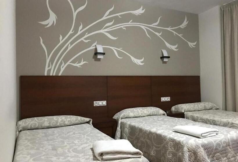 스탠다드 트리플 룸 테라스, Hostal Juli