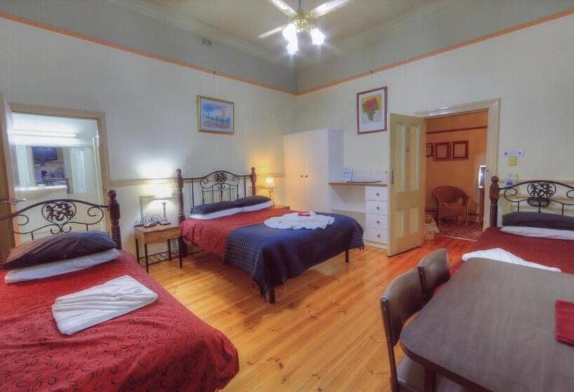패밀리 룸, The Lodge Outback Motel