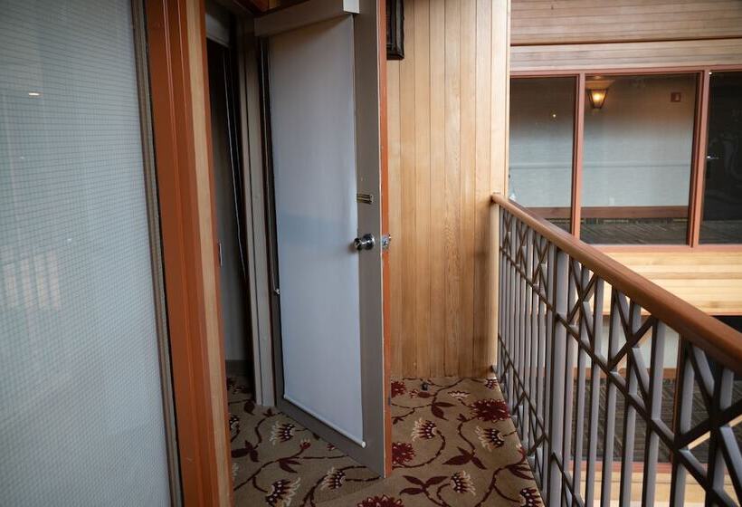 带大床的标准间, Banff Ptarmigan Inn
