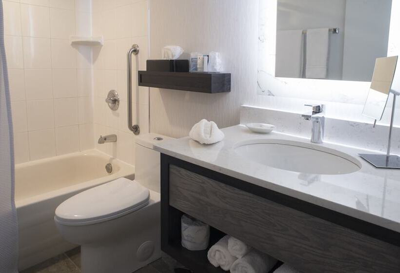 اتاق پرمیوم, Crowne Plaza Fredericton Lord Beaverbrook, An Ihg