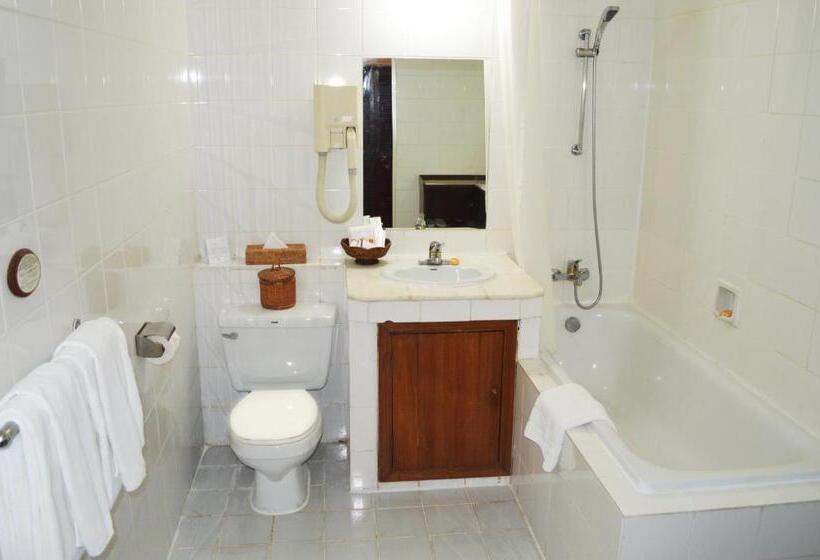 اتاق لوکس با تخت بزرگ, Inya Lake Hotel Yangon