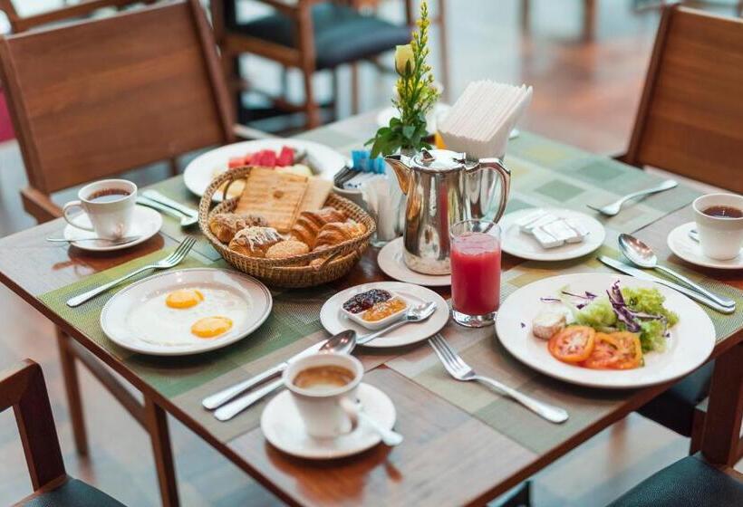 اتاق سوپریور با تخت بزرگ, Inya Lake Hotel Yangon