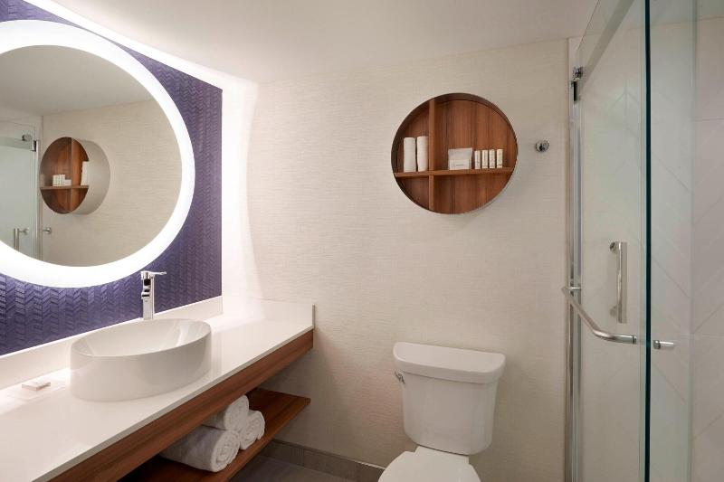 Люкс Кровать Кинг, Fairfield Inn By Marriott Montreal Downtown