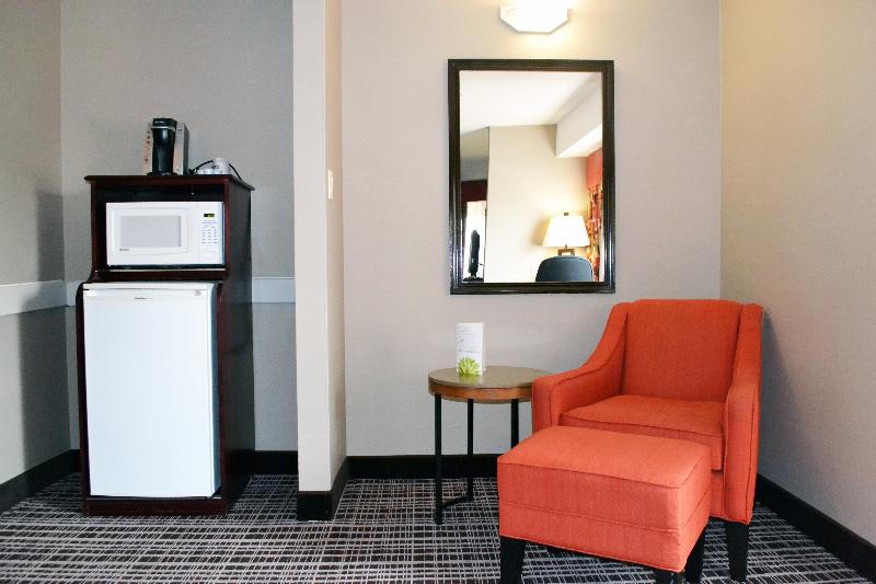 キングサイズベッドのスタンダードルーム, Holiday Inn Express Red Deer, An Ihg