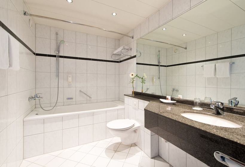 Номер Superior, Leonardo Hotel Köln Bonn Airport