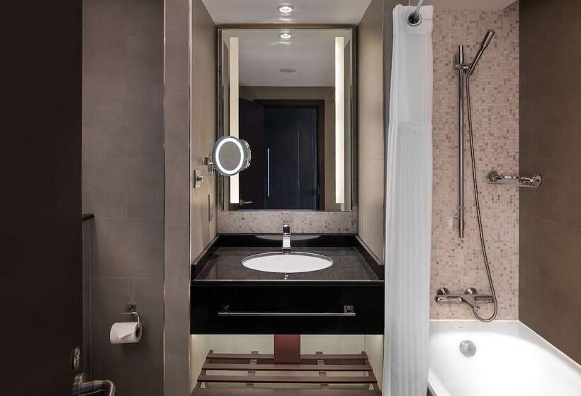 Номер Superior Вид на Бассейн, Radisson Blu Hotel & Resort, Al Ain