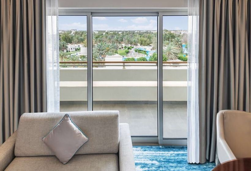 Номер Superior Вид на Бассейн, Radisson Blu Hotel & Resort, Al Ain