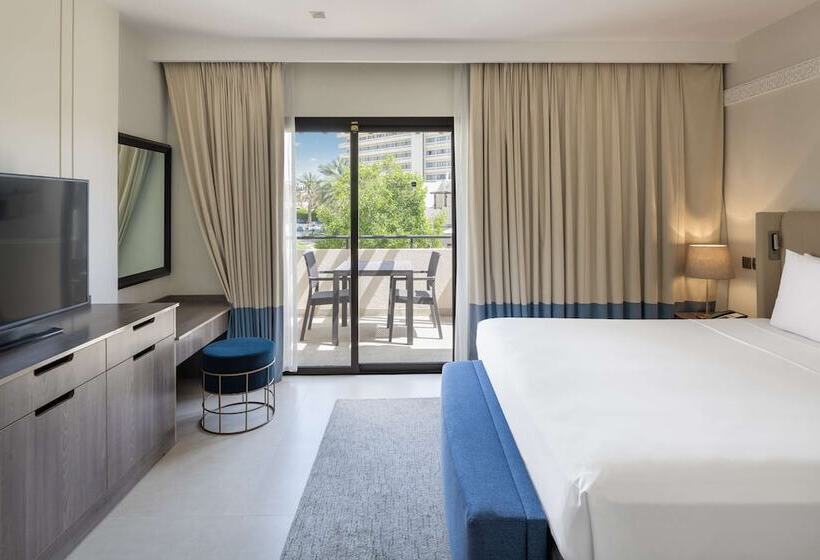 Номер Superior Вид на Бассейн, Radisson Blu Hotel & Resort, Al Ain
