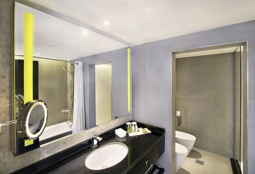 Люкс с Балконом, Radisson Blu Hotel & Resort, Al Ain