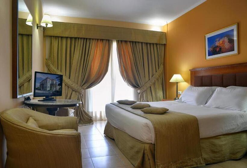 Suite with lake view, Ariti Grand