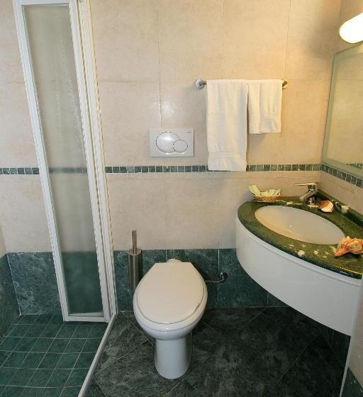 اتاق استاندارد چهارنفره با بالکن, Vernel