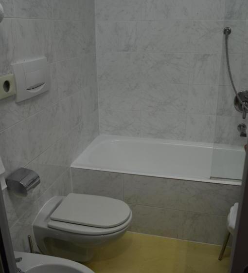 اتاق استاندارد سه نفره, Art Hotel Boston