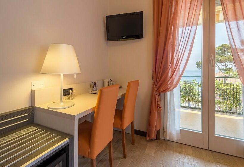 اتاق استاندارد با تراس و چشم‌انداز دریا, Best Western Regina Elena