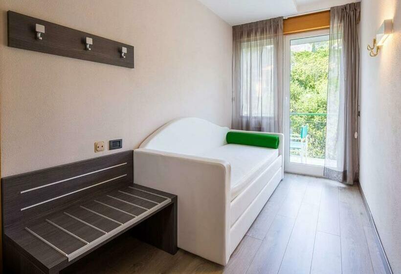 Трехместный Номер Стандарт Вид на Сад, Best Western Regina Elena