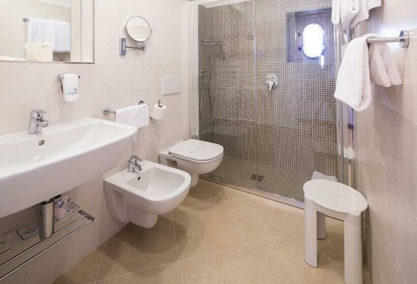 Трехместный Номер Стандарт Вид на Сад, Best Western Regina Elena