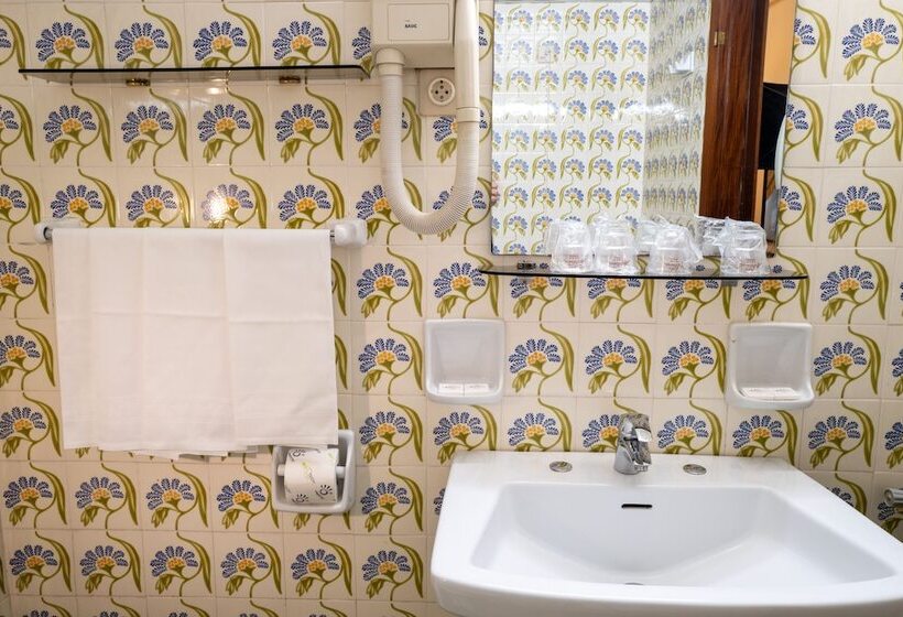 اتاق استاندارد چهار تخته با چشمانداز دریا, Lido Mediterranee