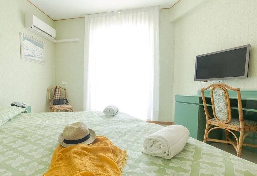 اتاق کلاسیک سه تخته, Perla Del Golfo Resort