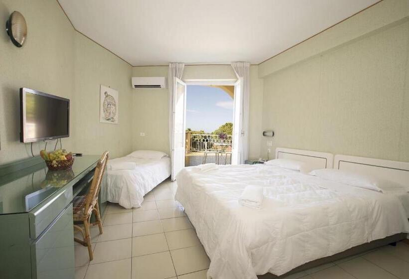 اتاق کلاسیک سه تخته, Perla Del Golfo Resort