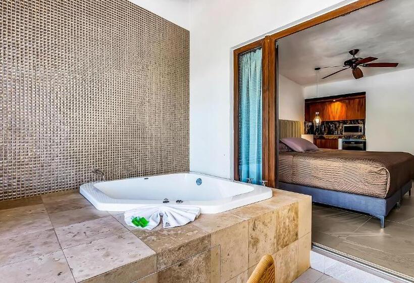 Deluxe Rum, Marboka Hotel & Suites