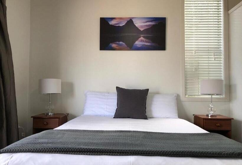 패밀리 룸, Rosetown Motel