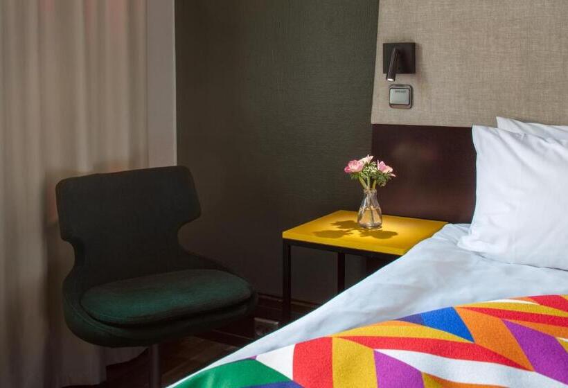 חדר בסיסי, Klaus K