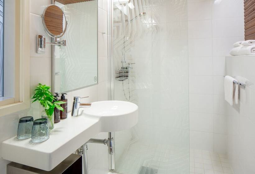 חדר דלוקס, Klaus K