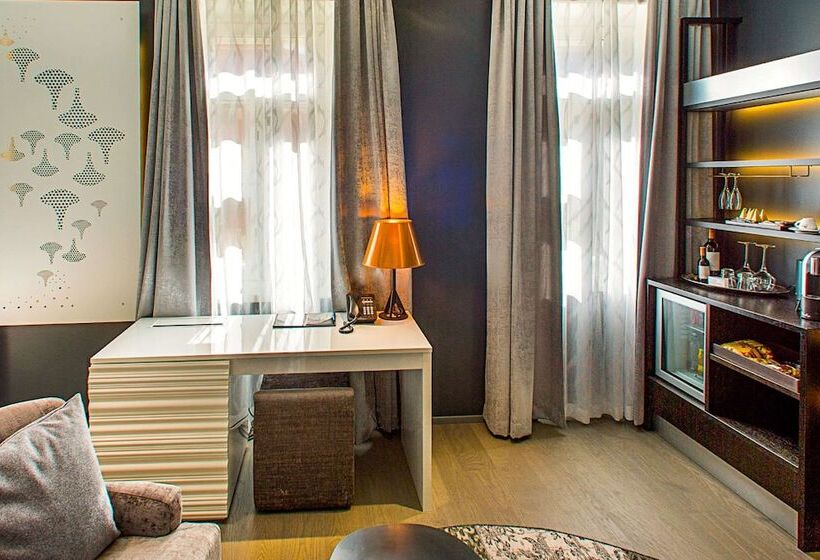 חדר סטודיו סטנדרד, Klaus K