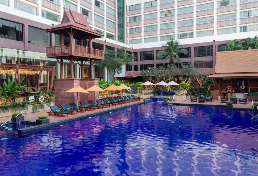اتاق لوکس با چشم‌انداز استخر, Ramada Plaza By Wyndham Bangkok Menam Riverside