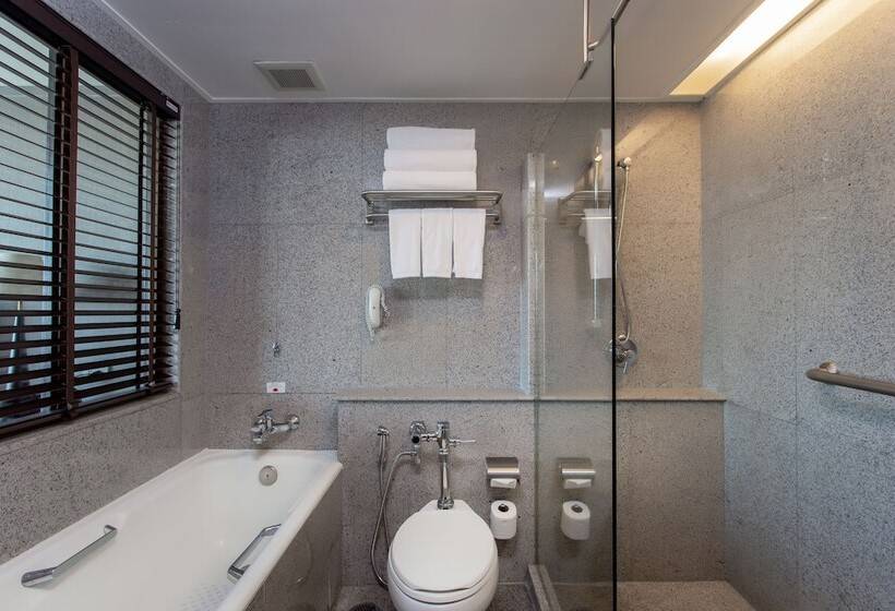 اتاق لوکس با چشم‌انداز استخر, Ramada Plaza By Wyndham Bangkok Menam Riverside