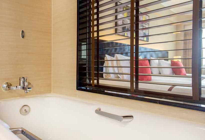 مجموعه ویستا شهر, Ramada Plaza By Wyndham Bangkok Menam Riverside