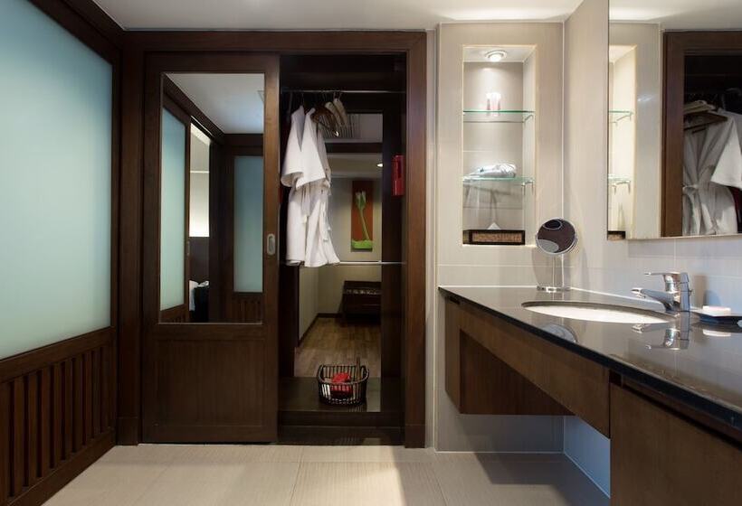مجموعه ویستا شهر, Ramada Plaza By Wyndham Bangkok Menam Riverside