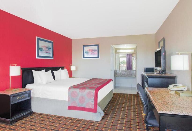 스탠다드 룸 킹사이즈 침대, Ramada By Wyndham Edgewood Hotel & Conference Center