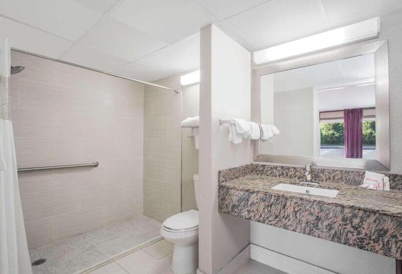 장애인용 디럭스룸, Ramada By Wyndham Edgewood Hotel & Conference Center