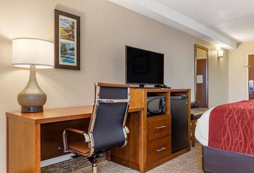 带2个双人床的标准工作室, Comfort Inn University