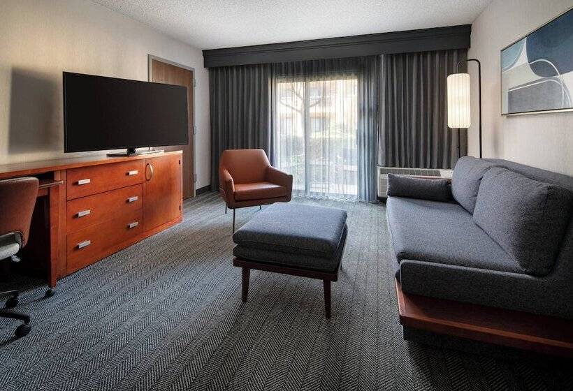 סוויטה, Courtyard By Marriott Bakersfield