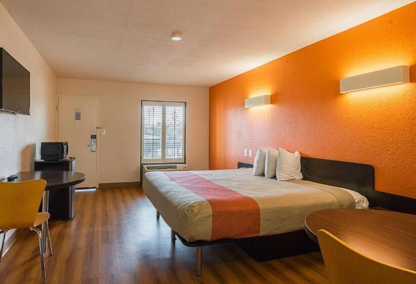 Стандартный Номер Кровать Кинг, Motel 6savannah, Ga  Midtown