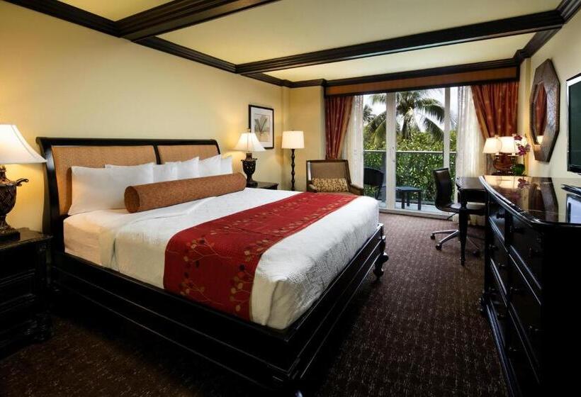 מיטת קינג בסוויטה, Jupiter Beach Resort & Spa