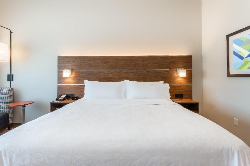 带大床的标准间, Holiday Inn Express & Suites   Springfield North, An Ihg