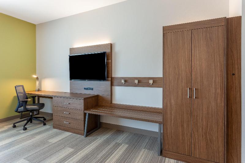 适合残疾人士使用的带超级大床的标准间, Holiday Inn Express & Suites   Springfield North, An Ihg